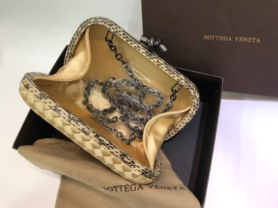 The latest and most popular Knot clutch from the 8651 counter is made of exquisite Japanese silk fabric with snakeskin piping. It looks elegant when worn cross-body or in the hand. It can also be carried by petite girls and can hold 2 iPhone X phones. Size: 20cm*12cm
